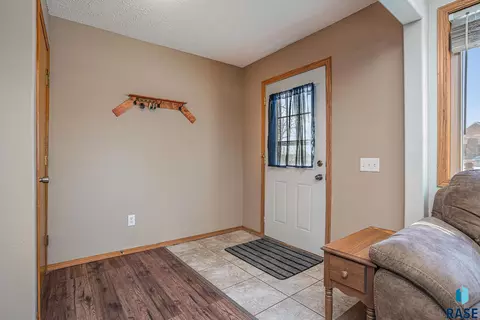 402 S Mable Ave, Sioux Falls, SD 57103 photo 2