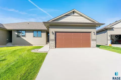 2015 S Sonoma Pl, Sioux Falls, SD 57106