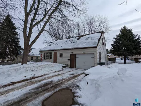 1605 E 24th St, Sioux Falls, SD 57105 photo 2