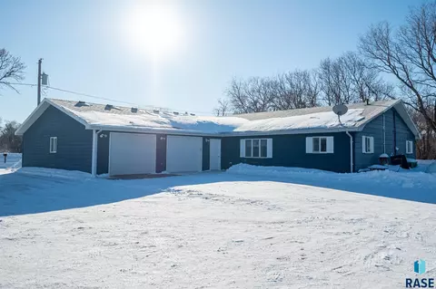 250 E Pine St, Canova, SD 57321 photo 2