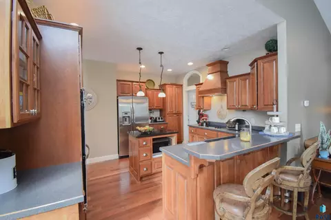 300 E Pinehurst Dr, Sioux Falls, SD 57108 photo 2