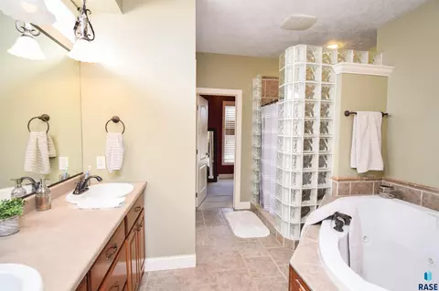 300 E Pinehurst Dr, Sioux Falls, SD 57108 photo 25