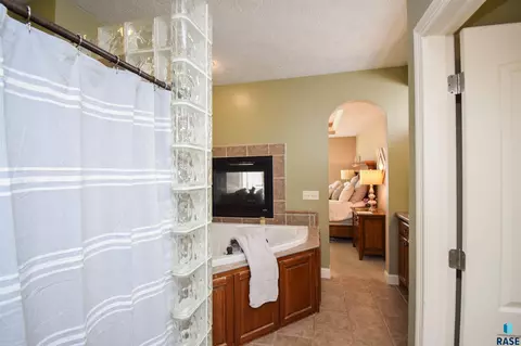 300 E Pinehurst Dr, Sioux Falls, SD 57108 photo 27