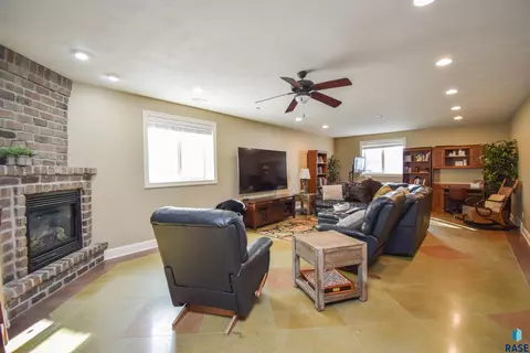 300 E Pinehurst Dr, Sioux Falls, SD 57108 photo 5