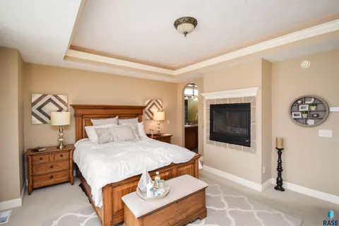 300 E Pinehurst Dr, Sioux Falls, SD 57108 photo 4