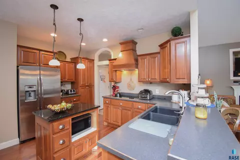 300 E Pinehurst Dr, Sioux Falls, SD 57108 photo 10