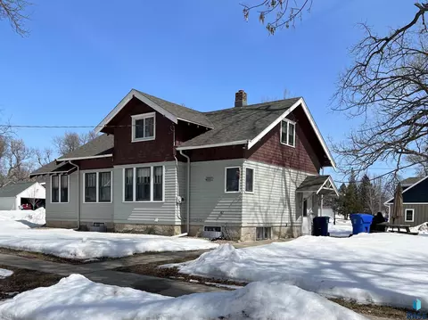 302 E 3rd St, Hills, MN 56138 photo 2