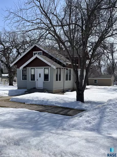 302 E 3rd St, Hills, MN 56138 photo 1