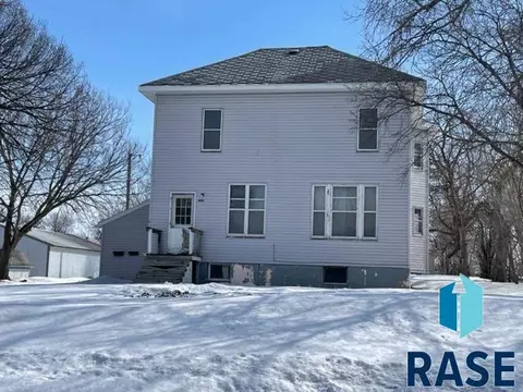 426 S Harth Ave, Madison, SD 57042 photo 1