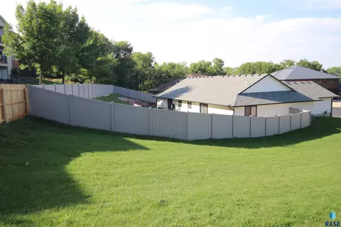 1405 S Lighthouse Pl, Sioux Falls, SD 57103 photo 5