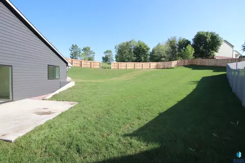 1405 S Lighthouse Pl, Sioux Falls, SD 57103 photo 4