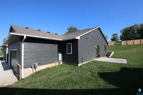 1405 S Lighthouse Pl, Sioux Falls, SD 57103 photo 3