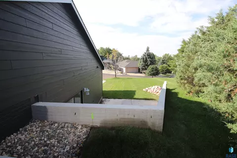 1405 S Lighthouse Pl, Sioux Falls, SD 57103 photo 11