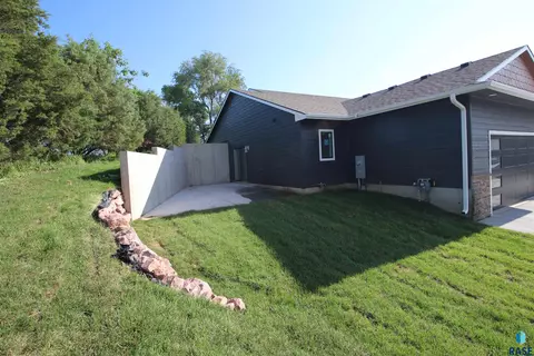 1405 S Lighthouse Pl, Sioux Falls, SD 57103 photo 9
