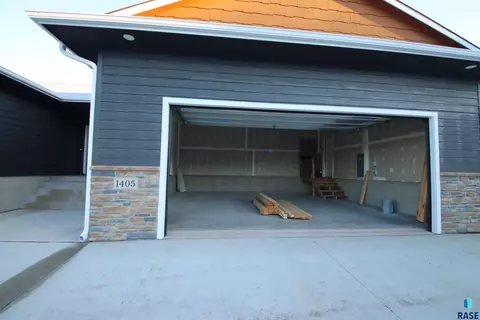 1405 S Lighthouse Pl, Sioux Falls, SD 57103 photo 2