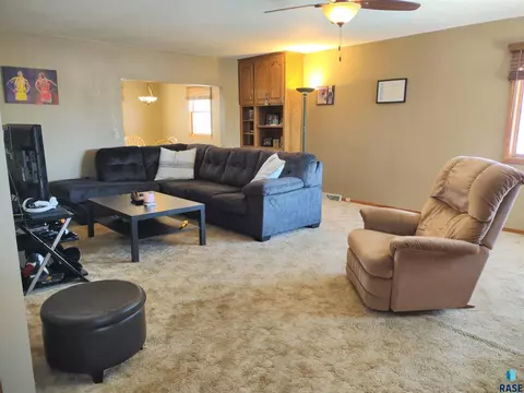 504 E 4th St, Miller, SD 57362 photo 2