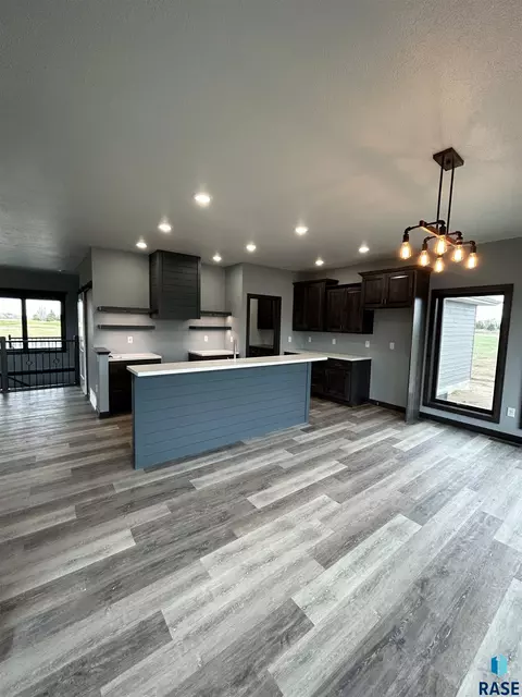 405 Doris Dr, Mitchell, SD 57301 photo 10