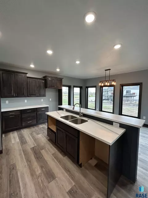 405 Doris Dr, Mitchell, SD 57301 photo 12