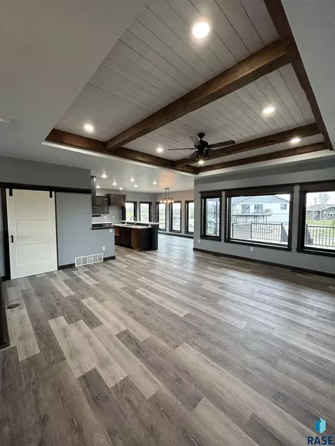 405 Doris Dr, Mitchell, SD 57301 photo 5