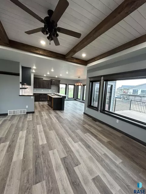 405 Doris Dr, Mitchell, SD 57301 photo 8