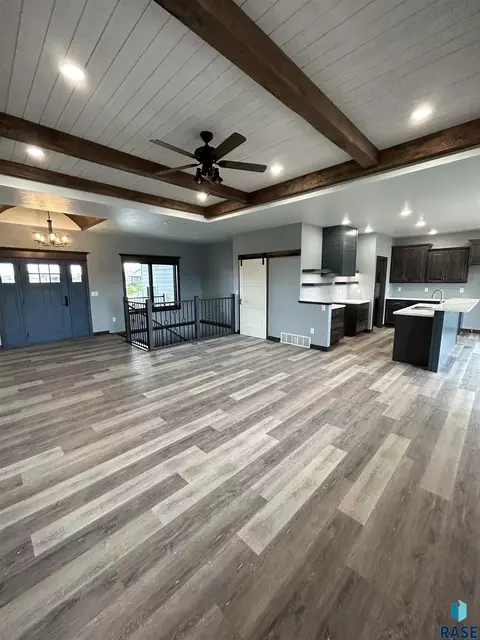 405 Doris Dr, Mitchell, SD 57301 photo 6