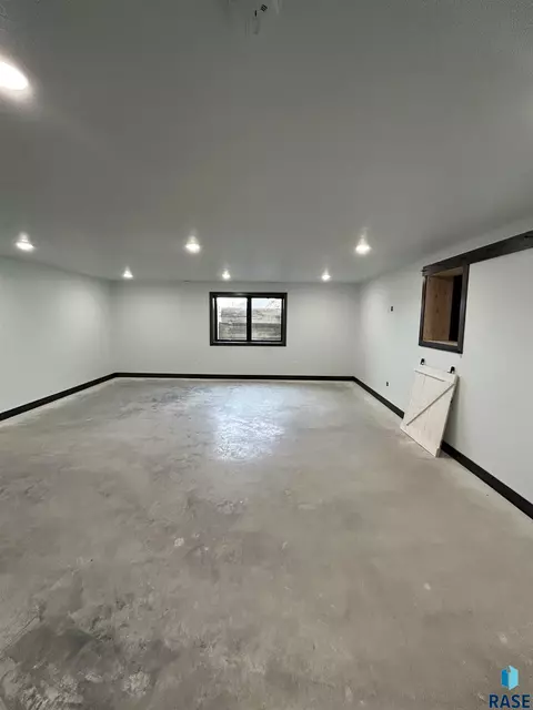 405 Doris Dr, Mitchell, SD 57301 photo 31