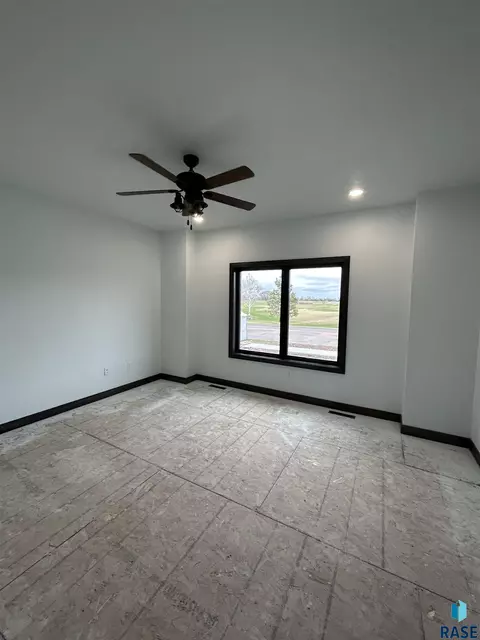 405 Doris Dr, Mitchell, SD 57301 photo 25