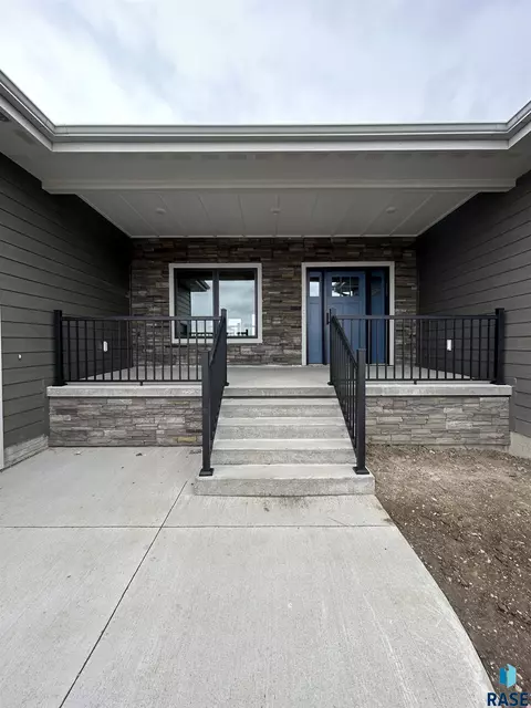 405 Doris Dr, Mitchell, SD 57301 photo 2