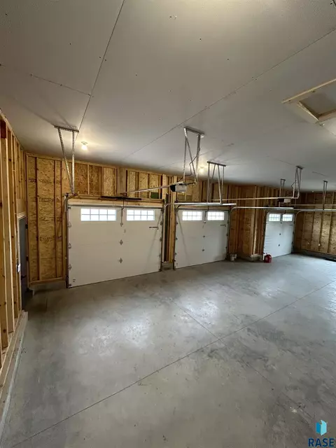 405 Doris Dr, Mitchell, SD 57301 photo 32