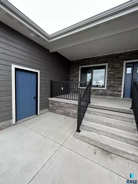 405 Doris Dr, Mitchell, SD 57301 photo 3
