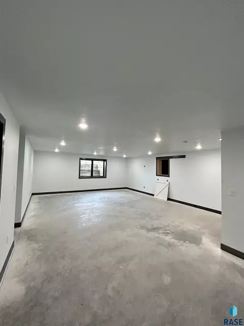 405 Doris Dr, Mitchell, SD 57301 photo 30