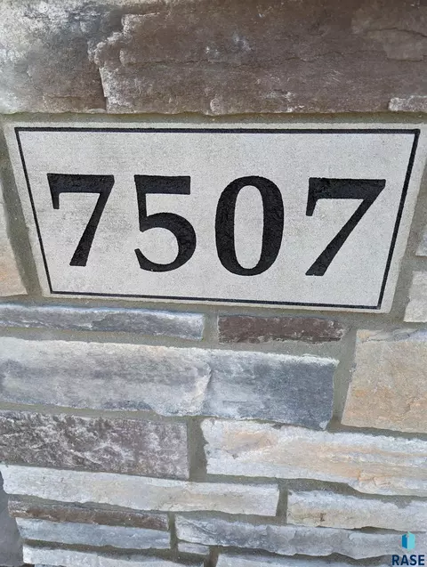 7507 W Flowerfield Pl, Sioux Falls, SD 57106 photo 2