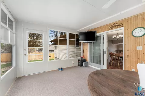 1309 S Risley Cir, Sioux Falls, SD 57106 photo 5