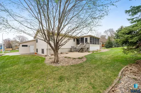 1309 S Risley Cir, Sioux Falls, SD 57106 photo 2