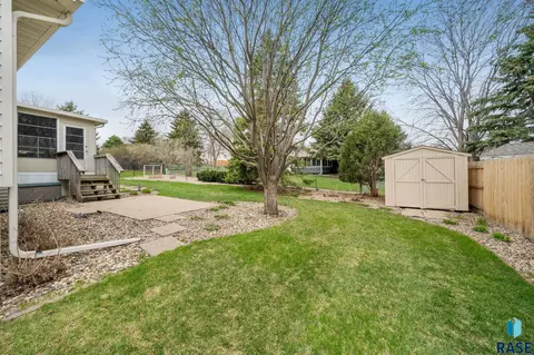 1309 S Risley Cir, Sioux Falls, SD 57106 photo 3