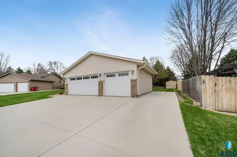 1309 S Risley Cir, Sioux Falls, SD 57106 photo 4