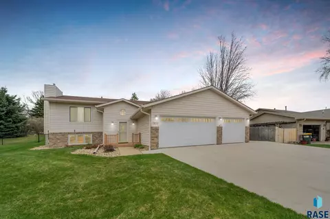 1309 S Risley Cir, Sioux Falls, SD 57106 photo 1