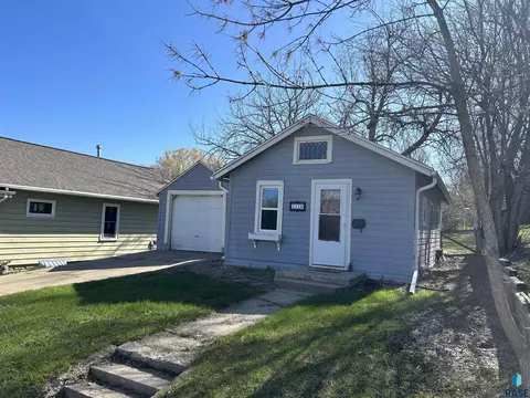 1114 N Summit Ave, Sioux Falls, SD 57104 photo 2