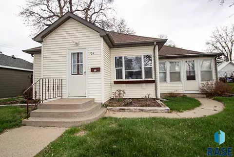 104 E 3rd St, Dell Rapids, SD 57022 photo 2