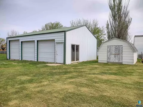 116 E 4th Ave, Miller, SD 57362 photo 1