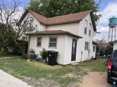 101 E 1st St, Marion, SD 57043 photo 2