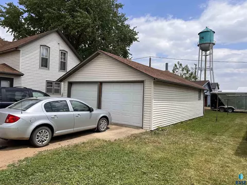 101 E 1st St, Marion, SD 57043 photo 4