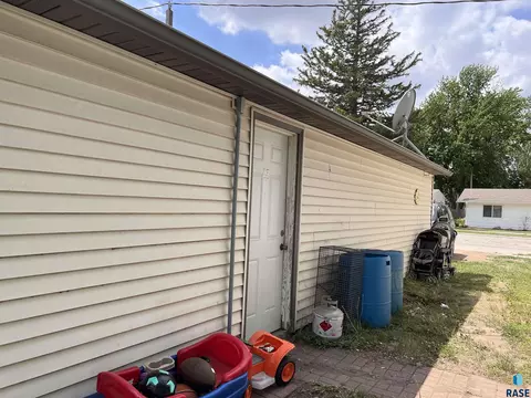 101 E 1st St, Marion, SD 57043 photo 5