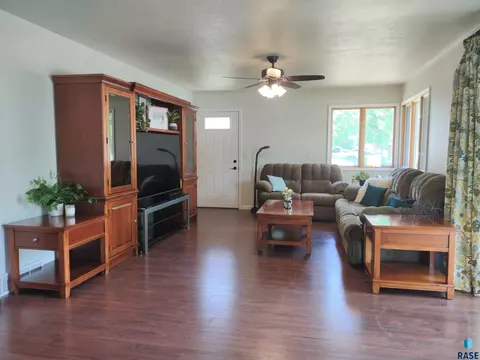 703 E 2nd Ave, Miller, SD 57362 photo 2