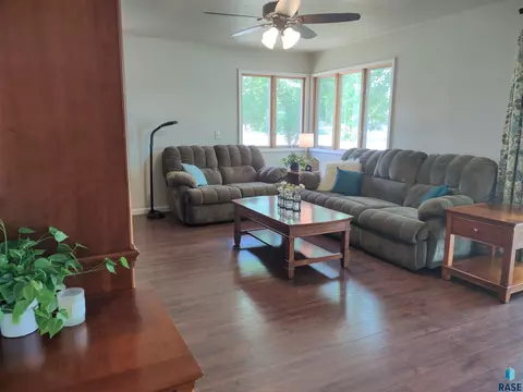 703 E 2nd Ave, Miller, SD 57362 photo 4