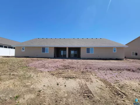 1409 S Ebenezer Ave, Sioux Falls, SD 57106 photo 2
