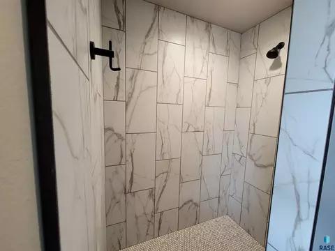 1409 S Ebenezer Ave, Sioux Falls, SD 57106 photo 9