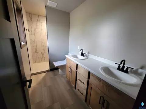 1409 S Ebenezer Ave, Sioux Falls, SD 57106 photo 8