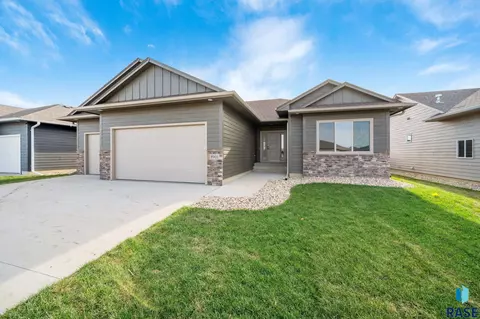 8901 W Dalton St, Sioux Falls, SD 57106