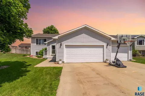 1408 W Creekside Dr, Brandon, SD 57005 photo 1